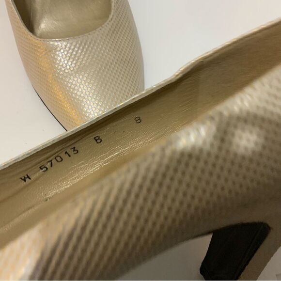 Stuart Weitzman Classic Neutral Pump Heel Fashion Work Shoe 8 - Picture 8 of 10